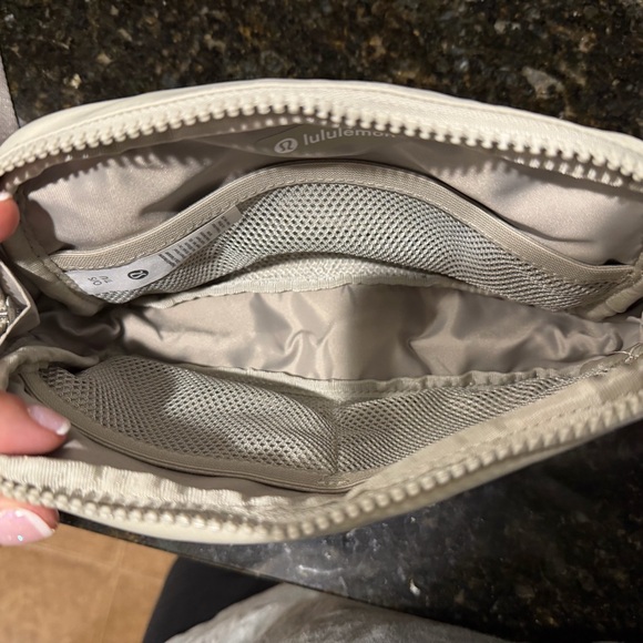 NWOT‼️Everywhere belt bag large 2L- raw linen(discontinued color) - Picture 3 of 5